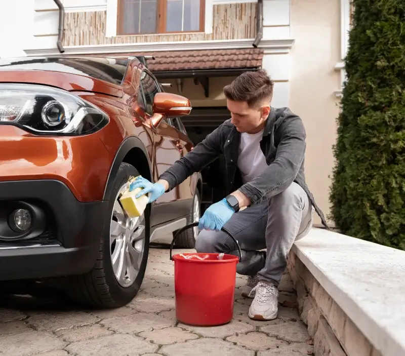 Lavage auto à domicile Port-de-Piles : professionnel intervenant sur un véhicule